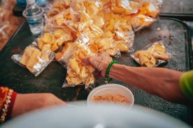 Yoksullara yemek servisi yapan gönüllü: Yiyecek paylaşmak fakirlere yardım eder.