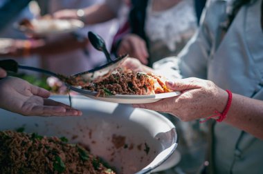 Gönüllüler fakirlere yemek veriyor: Süzgeçlere bedava yemek servisi