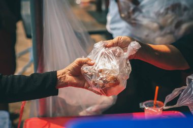 Evsizler ve evsizler için sıcak yemek paylaşımı.