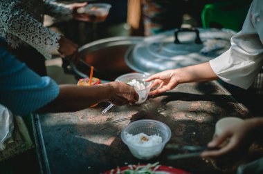 Evsizler ve evsizler için sıcak yemek paylaşımı.