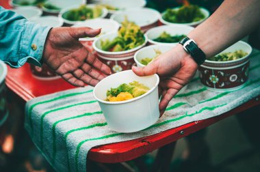 Yüzlerce aç insanı doyuran ücretsiz bir gıda mutfağı: dezavantajlı insanların sorunları ve açlık.