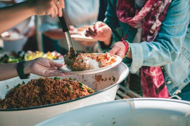 Bedava yemek vermek toplumda fakirlere yardım eder..