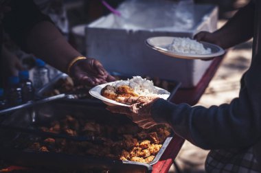 Toplumdaki açlara bedava yiyecek dağıtımı: gönüllü gıda bağışı konsepti