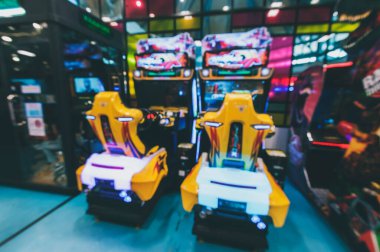 Lunaparkın bulanık görüntüsü, alışveriş merkezindeki çocuk arabaları..