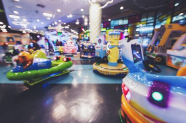 Lunaparkın bulanık görüntüsü, alışveriş merkezindeki çocuk arabaları..