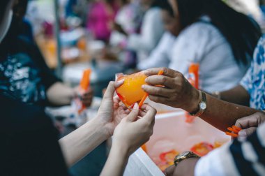 Gönüllülerin yardımı açlık çeken insanlara bedava yemek bağışlamamıza yardımcı oluyor..
