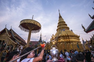 LamPun, Tayland - 4 Mayıs 2023: Budist halkı, kendileri ve aileleri için hayırlı olan Phra 'ya saygılarını sunmak için bir araya geldi..