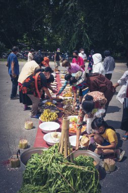Chiangmai, Tayland - 7 Ağustos 2022 Köylüler törenden sonra bırakılan yiyecekleri aldılar..