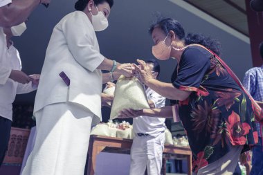 Chiangmai, Tayland - 7 Ağustos 2022: Hayırseverler ve gönüllüler fakir ve aç köylülere pirinç, kuru yiyecek ve para bağışlamak için gelirler.