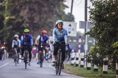 ChiangMai, Tayland - 20 Kasım 2022: Bir grup insan sabah egzersiz için bisiklet sürüyor.