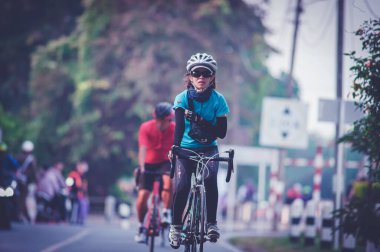 ChiangMai, Tayland - 20 Kasım 2022: Bir grup insan sabah egzersiz için bisiklet sürüyor.