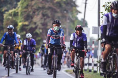 ChiangMai, Tayland - 20 Kasım 2022: Bir grup insan sabah egzersiz için bisiklet sürüyor.