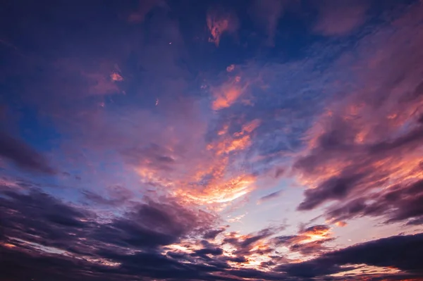 Akşam Gökyüzü Gün Batımından Sonra Renkli Bulutlarla — Stok fotoğraf