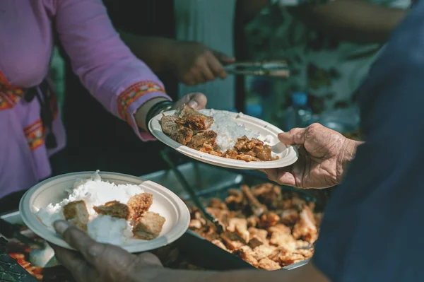 Volontari Stanno Contribuendo Dare Cibo Gratuito Senzatetto Affamati Concetto Servizio — Foto Stock