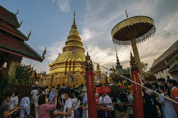 LamPun, Tayland - 4 Mayıs 2023: Budist halkı, kendileri ve aileleri için hayırlı olan Phra 'ya saygılarını sunmak için bir araya geldi..