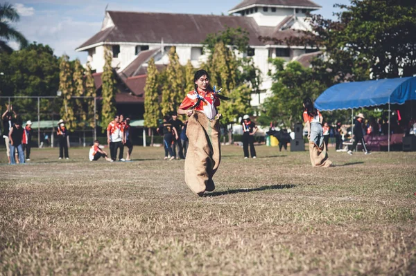 チェンマイ 2022年11月30日 アジアの10代の学生がチェンマイラジャバッハ大学で統一のためのサックレースを行っています — ストック写真