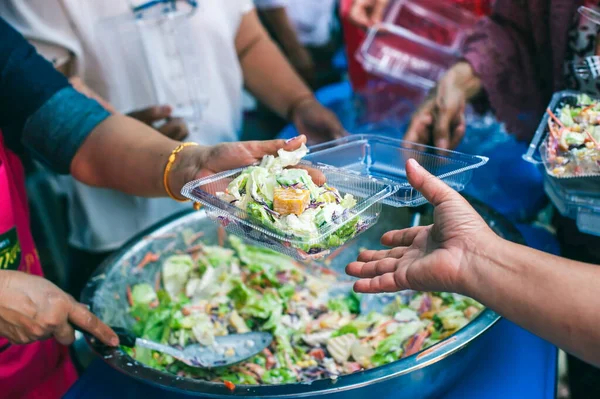 Distribution Gratuite Nourriture Aux Affamés Dans Communauté Concept Don Volontaire Photo De Stock