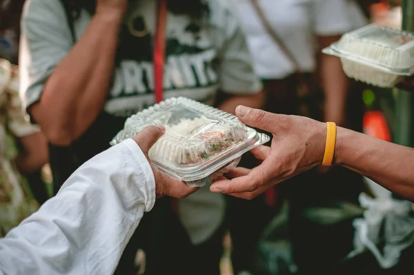 Les Bénévoles Aident Donner Gratuitement Nourriture Aux Sans Abri Affamés Images De Stock Libres De Droits
