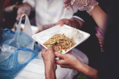 Bedava yemek konsepti: Fakirlere yemek servisi yapan gönüllüler