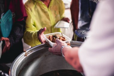 Açlığı azaltmak için dilencilere yiyecek vermek: gıda bağışı ve yardım kavramları