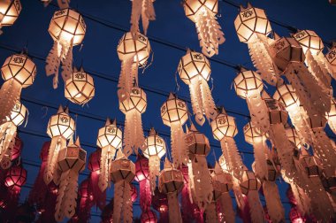 Lamphun 'un Hariphunchai kentinde düzenlenen Wat Phra festivalinde renkli kağıttan fenerler asıldı..