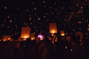 Chiang Mai - Tayland 27 Kasım 2023: Turistler Tayland kültür geleneklerine göre Loi Krathong Yi Peng Fener Festivali 'nde fener salınımını memnuniyetle kutluyorlar.