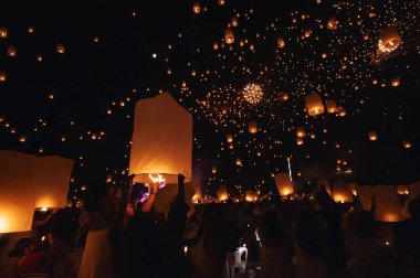 Chiang Mai - Tayland 27 Kasım 2023: Turistler Tayland kültür geleneklerine göre Loi Krathong Yi Peng Fener Festivali 'nde fener salınımını memnuniyetle kutluyorlar.