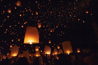 Chiang Mai - Tayland 27 Kasım 2023: Turistler Tayland kültür geleneklerine göre Loi Krathong Yi Peng Fener Festivali 'nde fener salınımını memnuniyetle kutluyorlar.