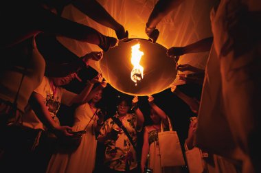 Chiang Mai - Tayland 27 Kasım 2023 Loi Krathong Yi Peng Festivali 'nde fenerlerin havada süzülmesi için turistlere katıldı..