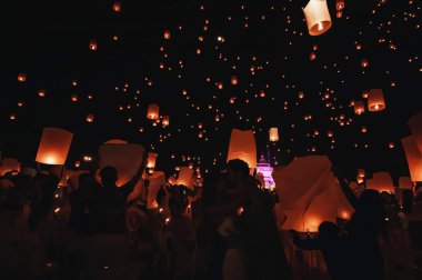 Chiang Mai - Tayland 27 Kasım 2023 Loi Krathong Yi Peng Festivali 'nde fenerlerin havada süzülmesi için turistlere katıldı..