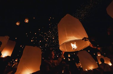 Chiang Mai - Tayland 28 Kasım 2023: Turistler, Tayland kültür geleneklerine göre Loi Krathong Yi Peng Fener Festivali 'nde fener salınımını memnuniyetle kutluyorlar.