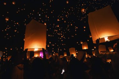 Chiang Mai - Tayland 27 Kasım 2023 Loi Krathong Yi Peng Festivali 'nde fenerlerin havada süzülmesi için turistlere katıldı..