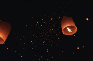 Yi Peng Festivali ve Tayland 'ın Chiang Mai şehrindeki Yüzen Fener Festivali sırasında gökyüzünde süzülen fenerlerin güzelliği..