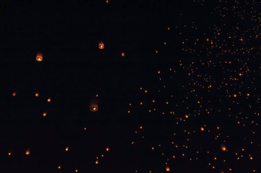 Yi Peng Festivali ve Tayland 'ın Chiang Mai şehrindeki Yüzen Fener Festivali sırasında gökyüzünde süzülen fenerlerin güzelliği..