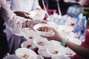Toplumda birbirlerine yardım etmek için fakirleri besliyorlar. Hayırseverlik kavramı