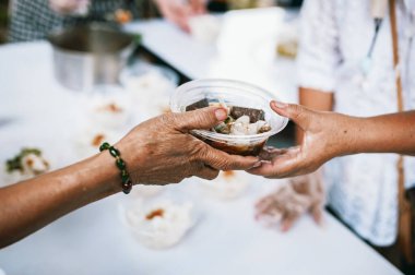 Hümanaman insanlar tarafından yoksullara bedava yemek vermek