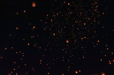 Yi Peng Festivali ve Tayland 'ın Chiang Mai şehrindeki Yüzen Fener Festivali sırasında gökyüzünde süzülen fenerlerin güzelliği..