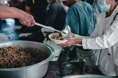 Hümanaman insanlar tarafından yoksullara bedava yemek vermek