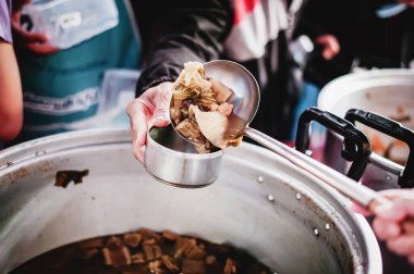 Aç insanlara artık yiyecek bağışı, yoksulluk ve açlık kavramı