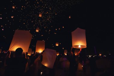 Chiang Mai - Tayland 28 Kasım 2023: Turistler, Tayland kültür geleneklerine göre Loi Krathong Yi Peng Fener Festivali 'nde fener salınımını memnuniyetle kutluyorlar.