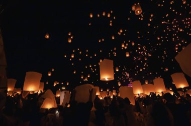 Chiang Mai - Tayland 27 Kasım 2023: Turistler Tayland kültür geleneklerine göre Loi Krathong Yi Peng Fener Festivali 'nde fener salınımını memnuniyetle kutluyorlar.