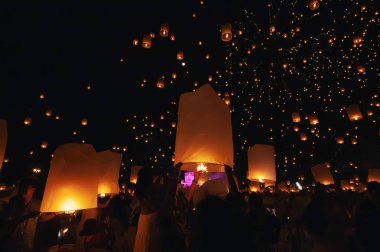 Chiang Mai - Tayland 27 Kasım 2023: Turistler Tayland kültür geleneklerine göre Loi Krathong Yi Peng Fener Festivali 'nde fener salınımını memnuniyetle kutluyorlar.