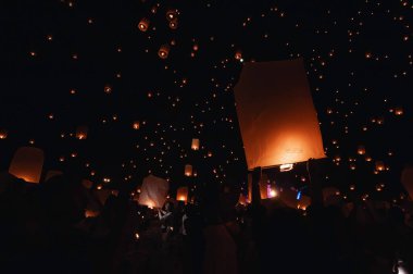 Chiang Mai - Tayland 27 Kasım 2023 Loi Krathong Yi Peng Festivali 'nde fenerlerin havada süzülmesi için turistlere katıldı..