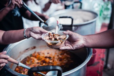 yoksulların elleri bağışçının payına yiyecek alır. yoksulluk kavramı