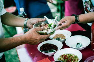 yoksulların elleri bağışçının payına yiyecek alır. yoksulluk kavramı