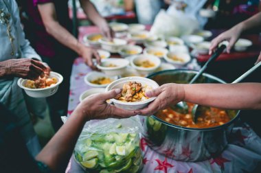 Açlığı hafifletmek için evsiz insanları beslemeye yardım edin. yoksulluk kavramı