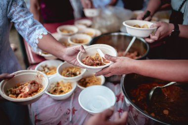 Açlığı hafifletmek için evsiz insanları beslemeye yardım edin. yoksulluk kavramı