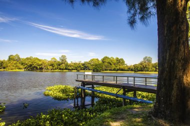 Mavi gökyüzünün altındaki rezervuar