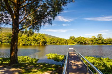 Mavi gökyüzünün altındaki rezervuar