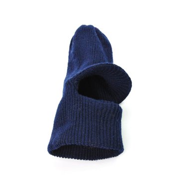 Koyu mavi örgü şapka beyaz arkaplanda izole